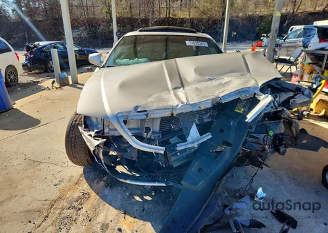 2004 Lincoln Town Car Ultimate z USA, uszkodzony, nr VIN 1LNHM83WX4Y616233